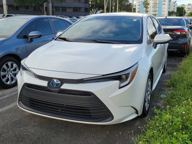 Used 2025 Toyota Corolla LE FWD image 2