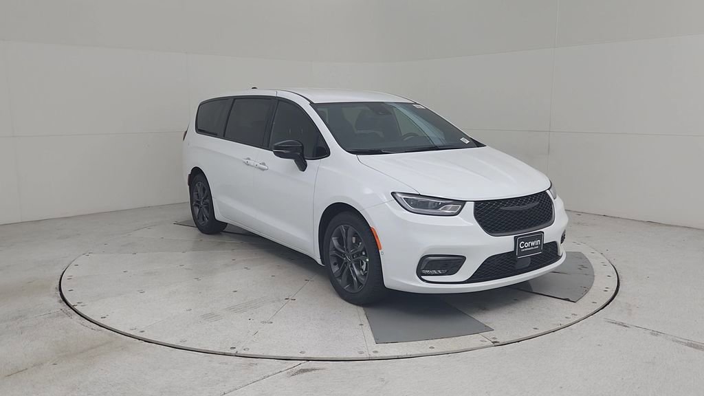 New 2026 Chrysler Pacifica Select image 3
