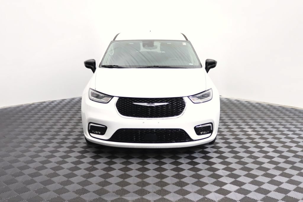 Used 2024 Chrysler Pacifica Touring-L FWD image 2