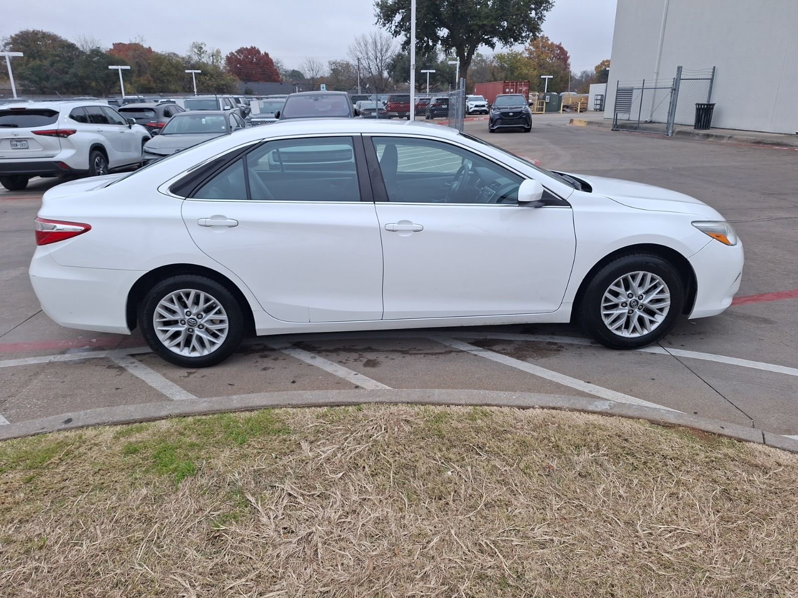 Used 2016 Toyota Camry LE image 7