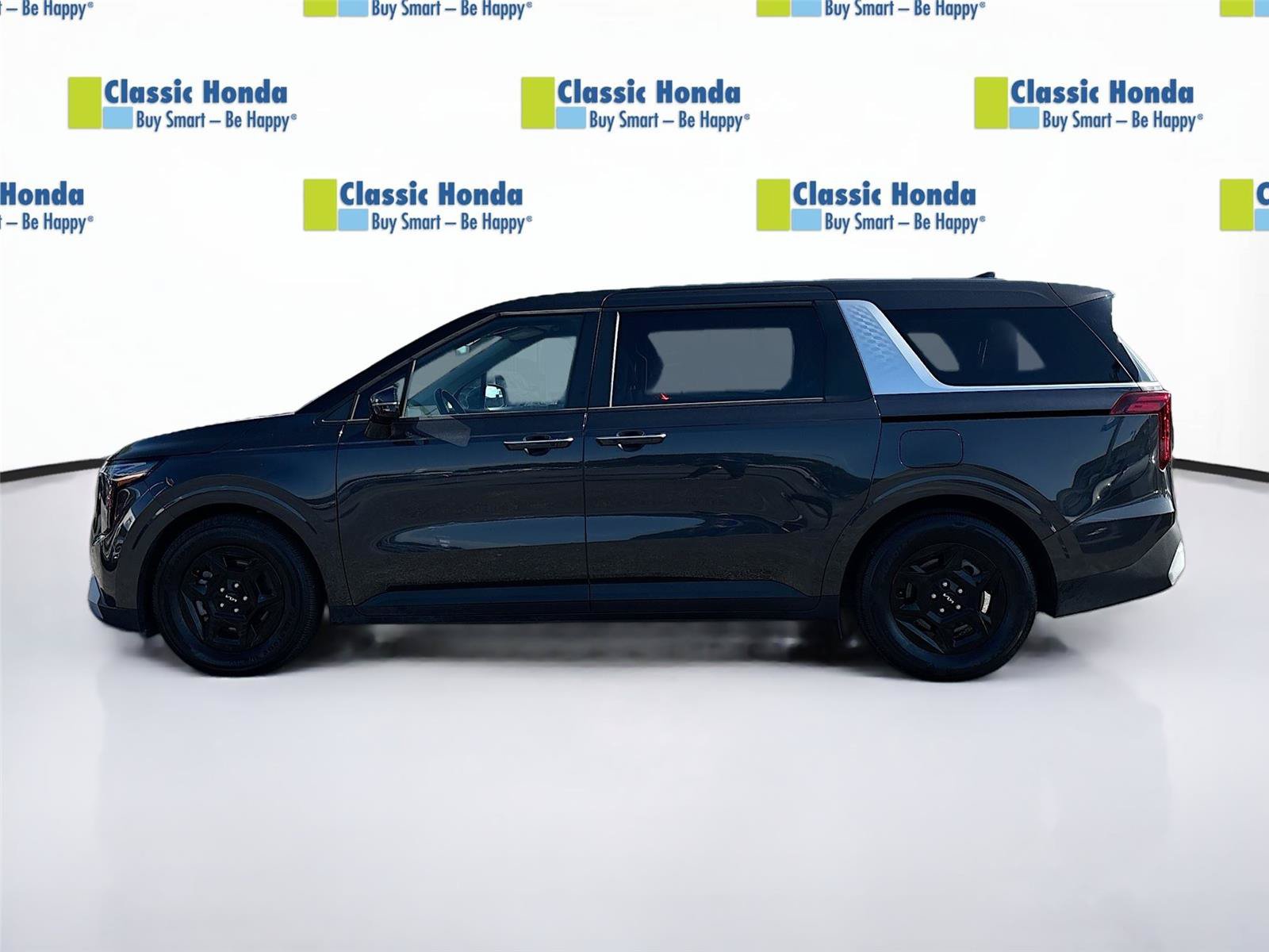Used 2025 Kia Carnival FWD image 4