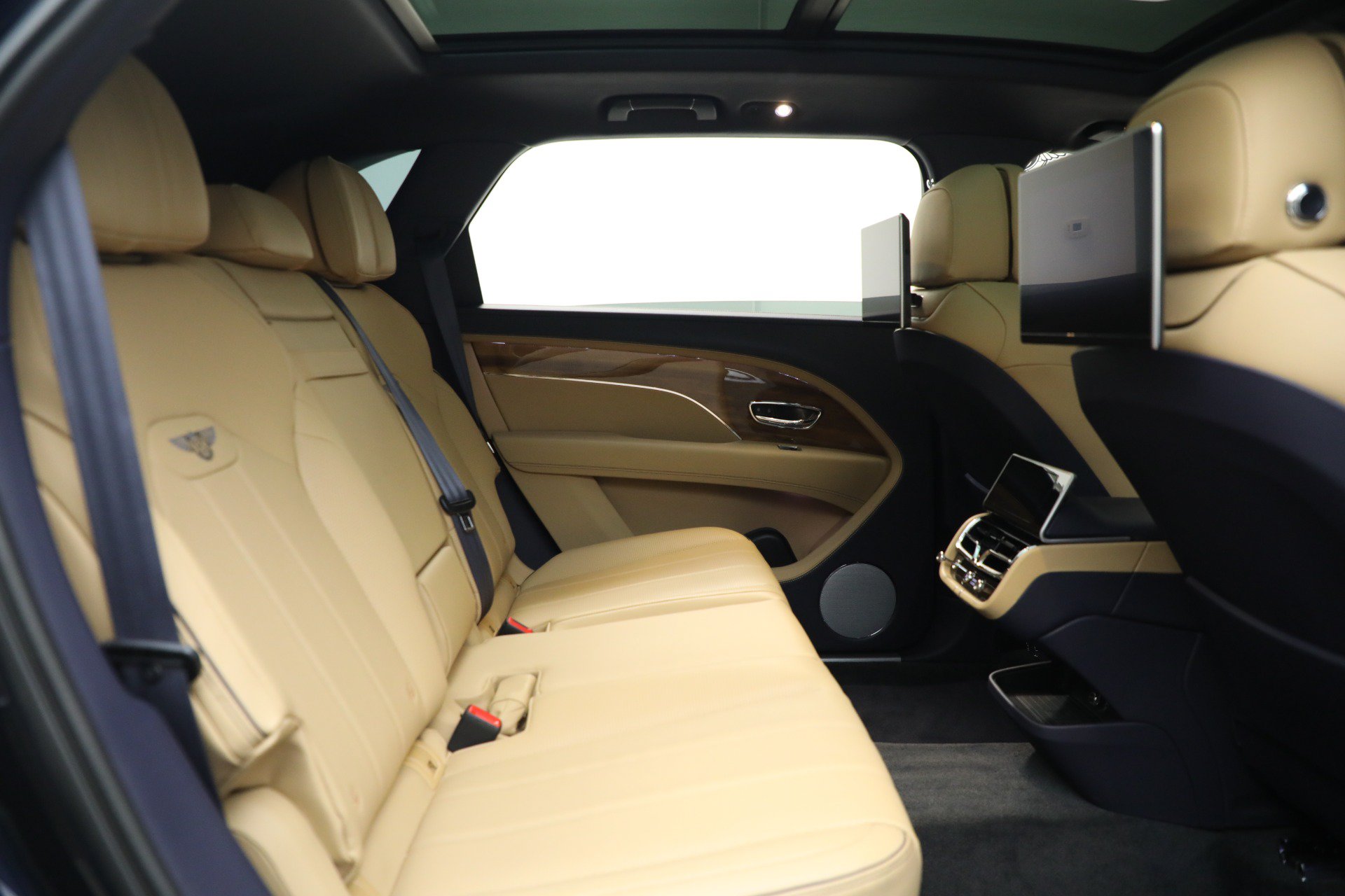 Certified 2024 Bentley Bentayga Extended Wheelbase AWD/4WD image 25
