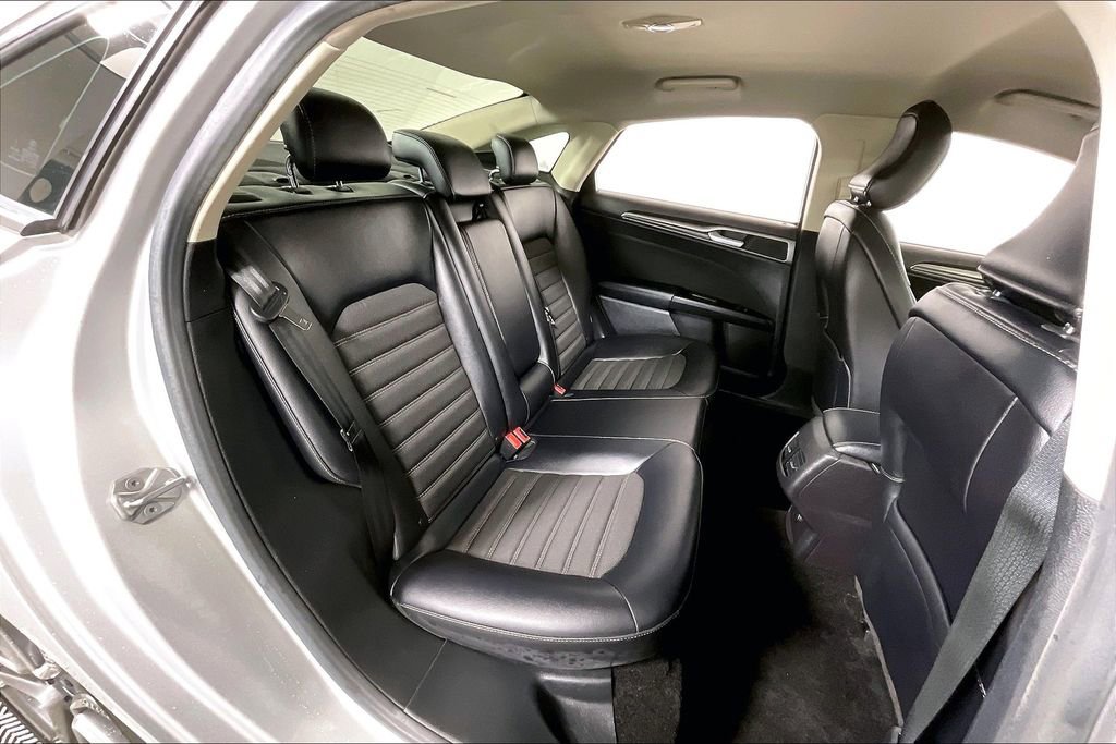Used 2017 Ford Fusion SE w/ Equipment Group 201A image 25