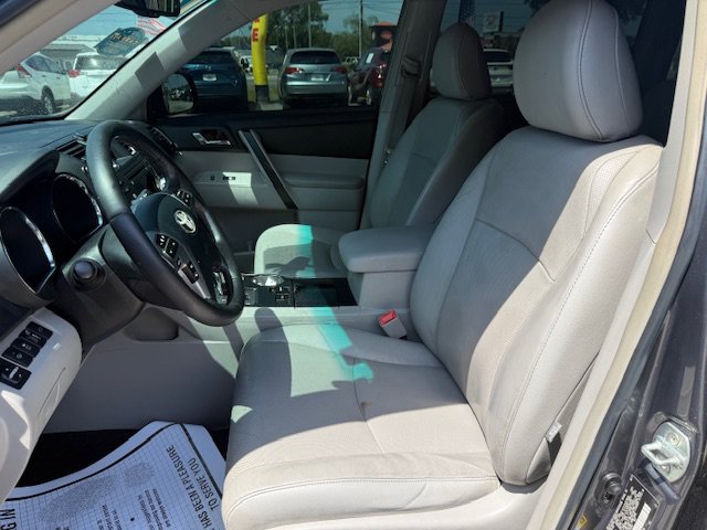 Used 2012 Toyota Highlander Limited w/ Tow Pkg FWD image 5