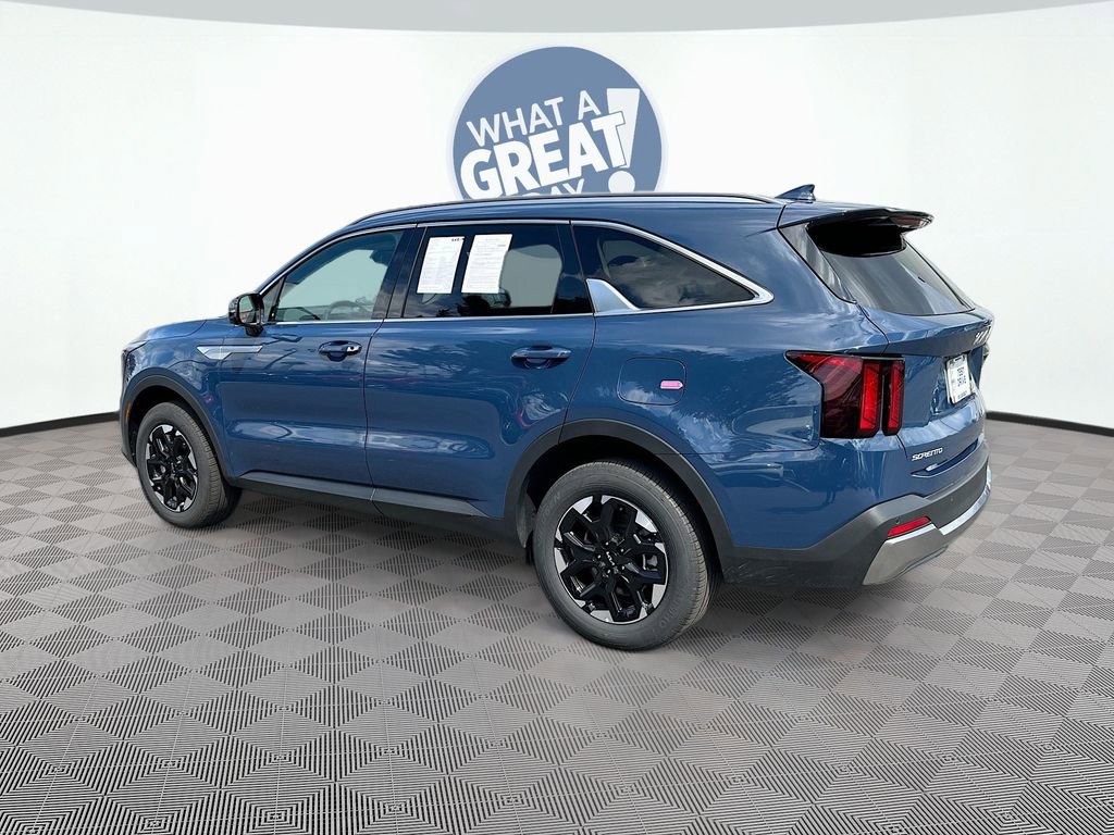 Certified 2025 Kia Sorento S image 8