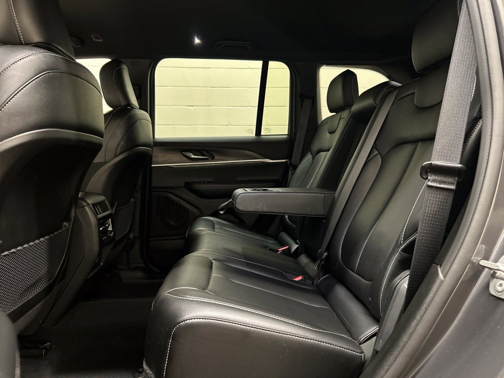 Used 2025 Jeep Grand Cherokee Limited AWD/4WD image 9