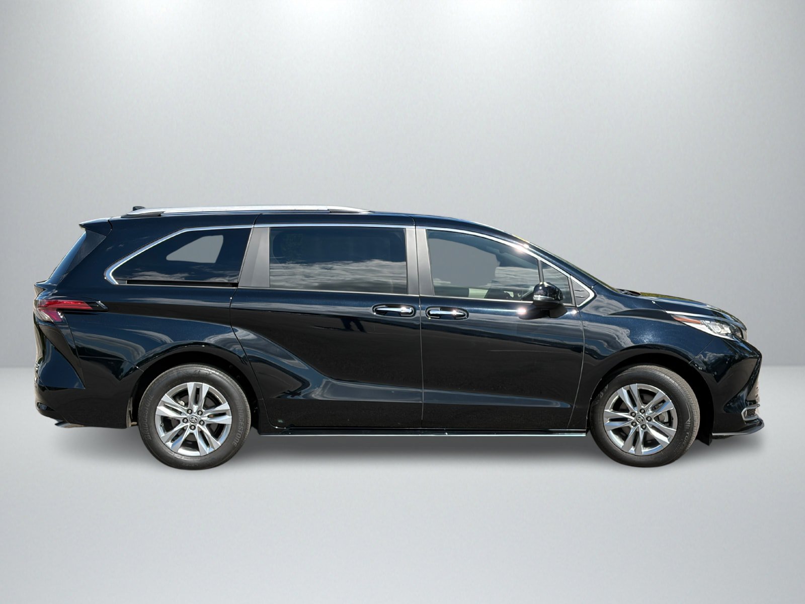 Used 2023 Toyota Sienna Limited FWD image 6