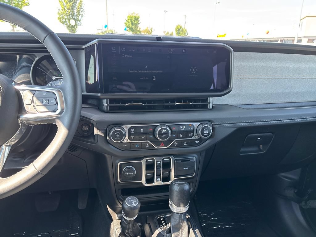 Used 2025 Jeep Wrangler Unlimited Sahara w/ Safety Group AWD/4WD image 23