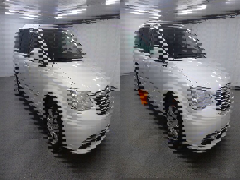 Used 2013 Chrysler Town & Country Touring image 1