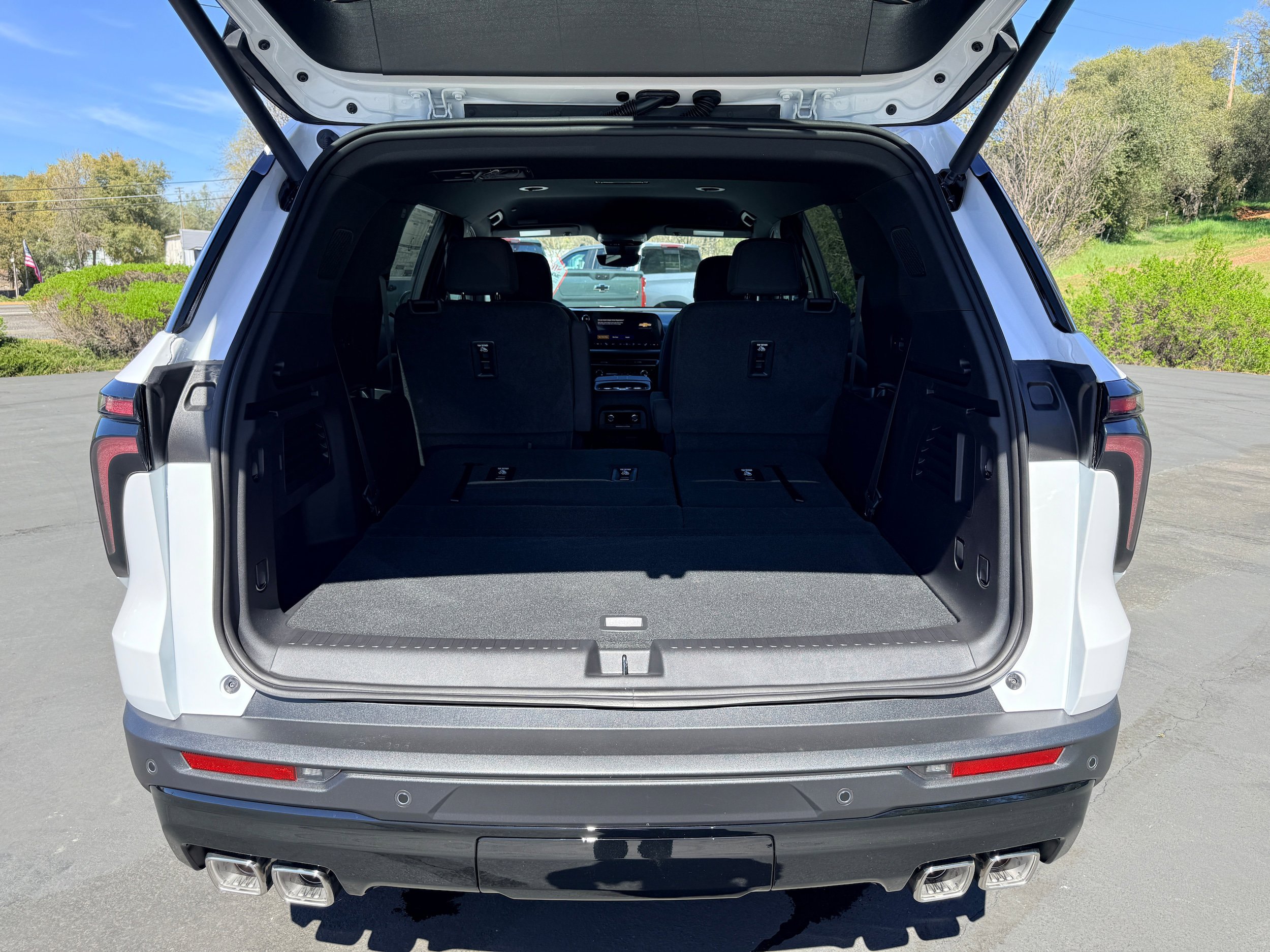 New 2026 Chevrolet Traverse LT w/ Midnight/Sport Edition AWD/4WD image 8