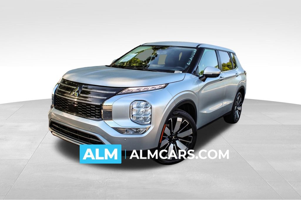 Used 2025 Mitsubishi Outlander SE image 1