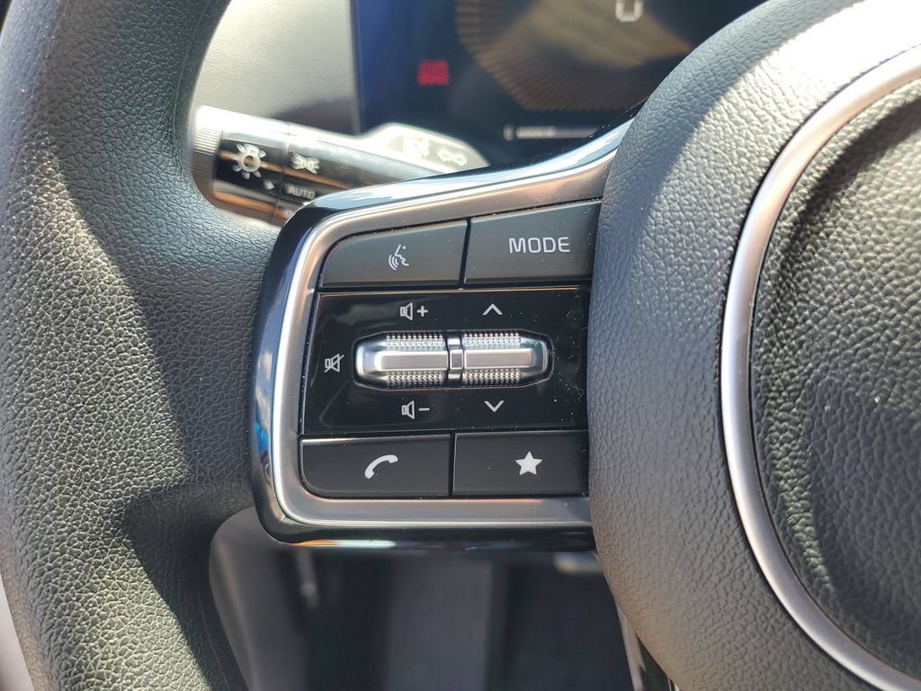 Used 2025 Kia Sorento LX FWD image 11