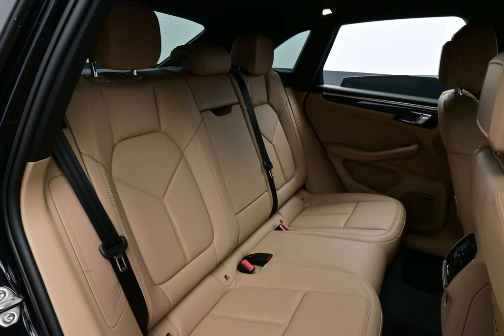 Certified 2025 Porsche Macan AWD/4WD image 17