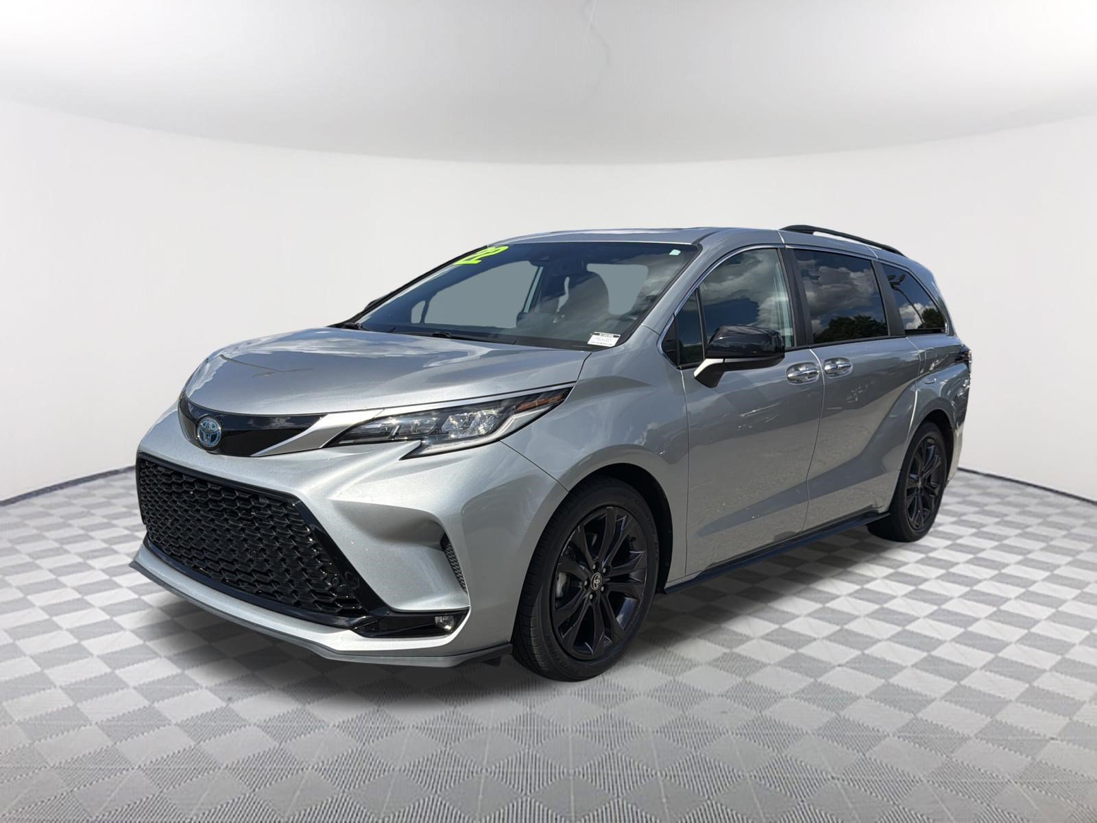 Used 2022 Toyota Sienna XSE FWD image 3