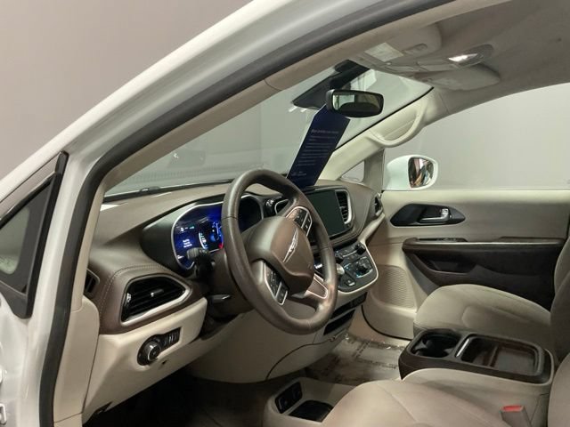 Used 2021 Chrysler Pacifica Touring FWD image 17
