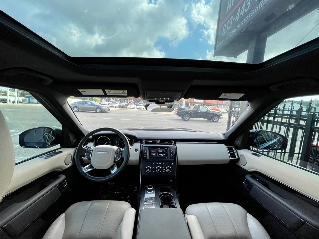 Used 2017 Land Rover Discovery SE image 13