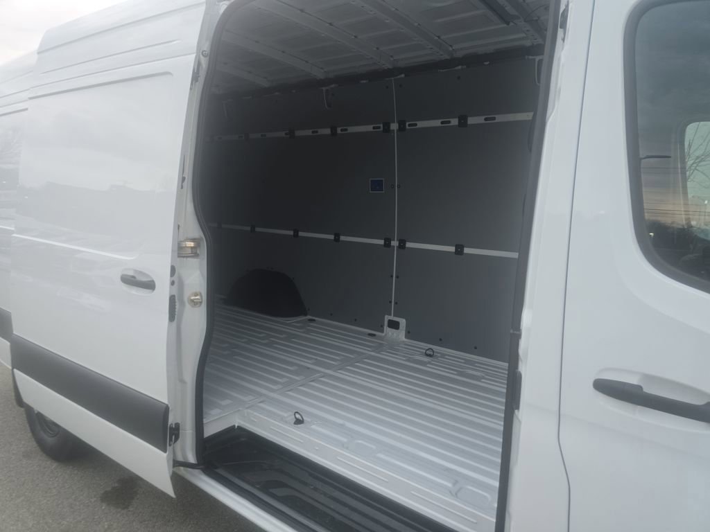 Used 2024 Mercedes-Benz Sprinter 2500 image 23