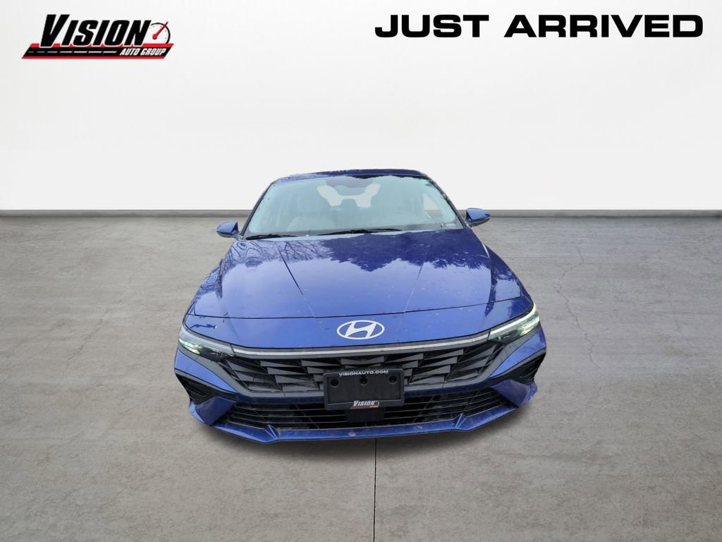 Used 2025 Hyundai Elantra Limited image 2