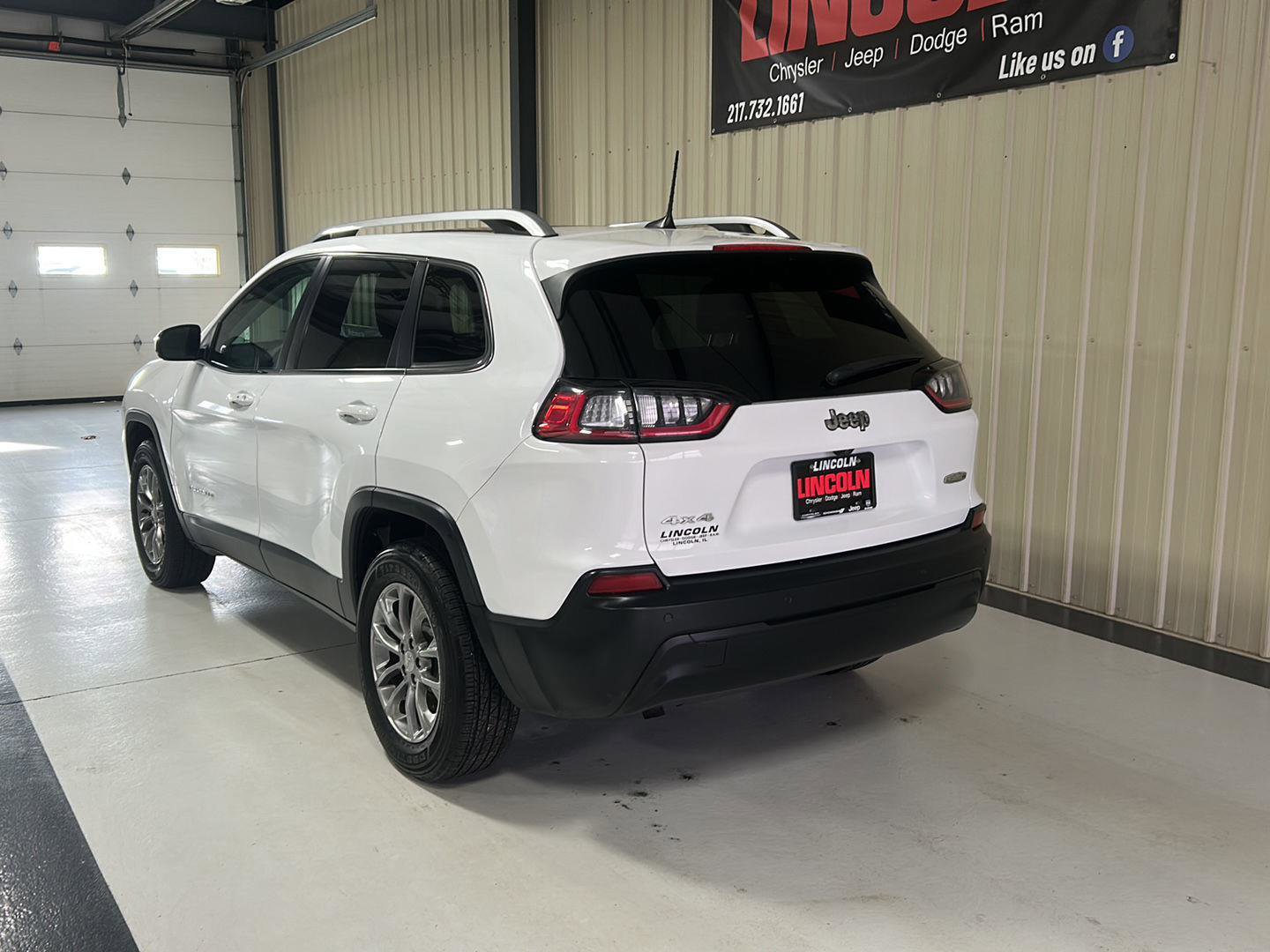 Used 2019 Jeep Cherokee Latitude Plus w/ Comfort/Convenience Group image 3