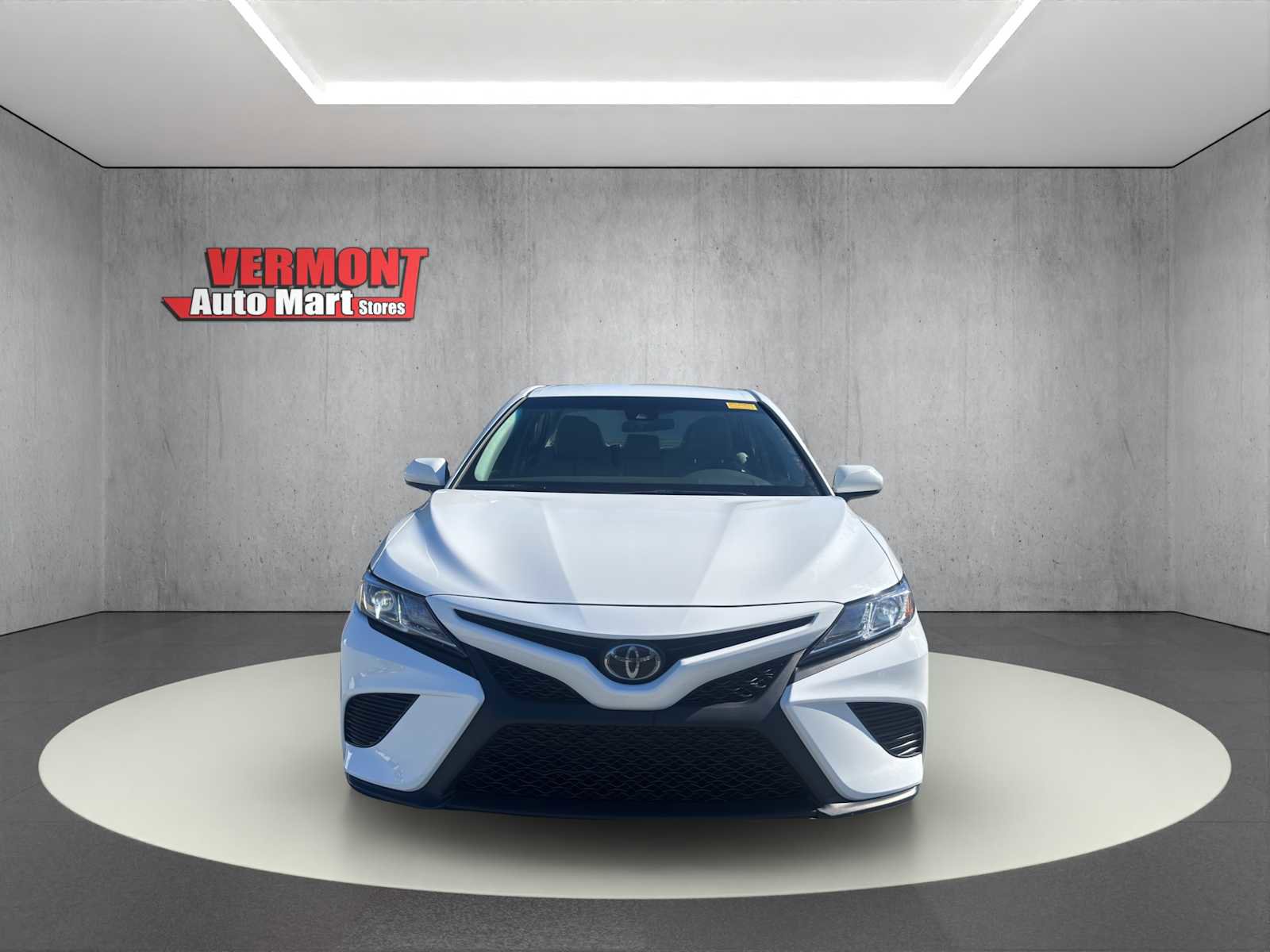 Used 2018 Toyota Camry SE FWD image 2