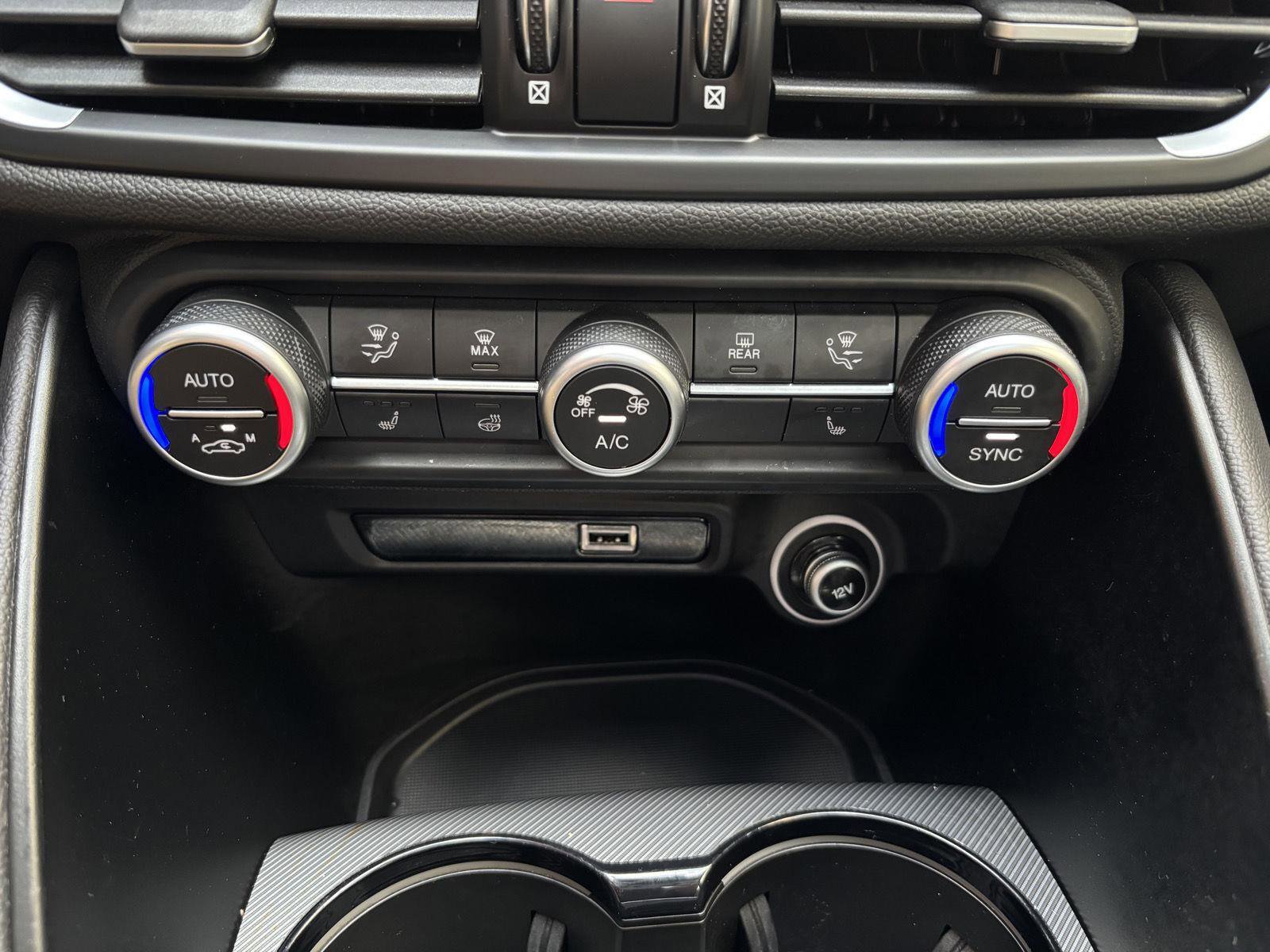 Used 2023 Alfa Romeo Giulia Veloce AWD/4WD image 18