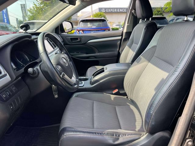 Used 2018 Toyota Highlander Plus AWD/4WD image 16