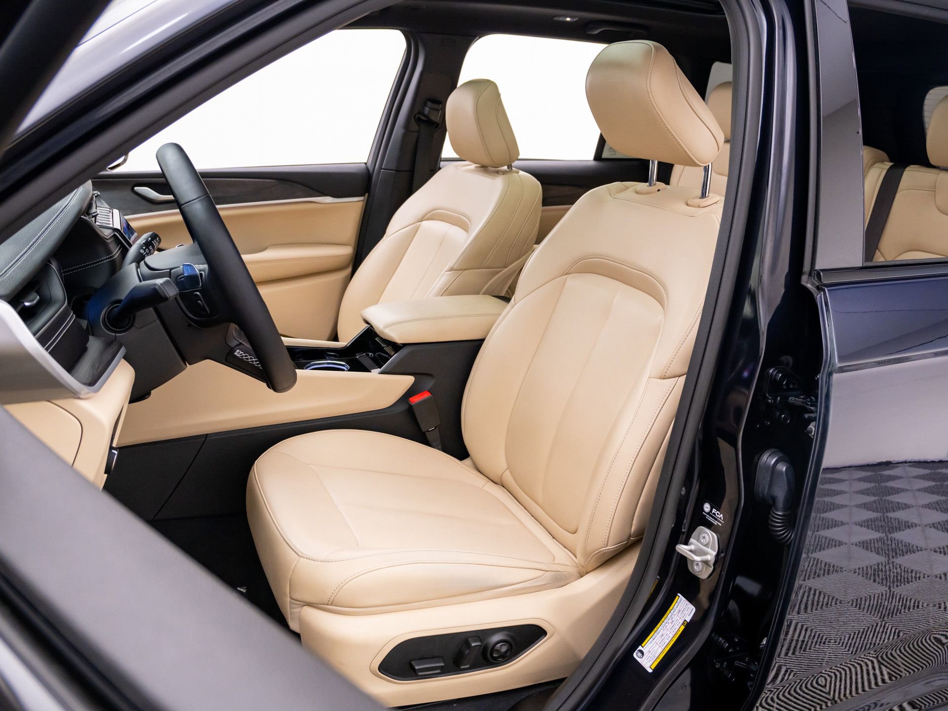 Used 2023 Jeep Grand Cherokee Limited image 16