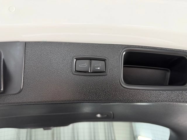 Used 2023 Porsche Macan AWD/4WD image 18