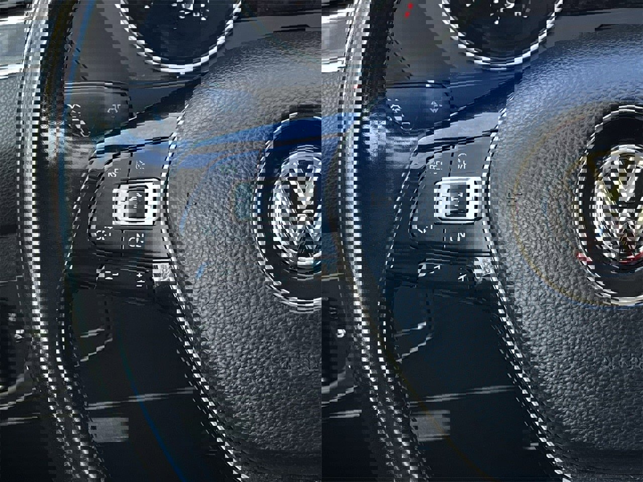 Used 2018 Volkswagen Tiguan SEL image 12