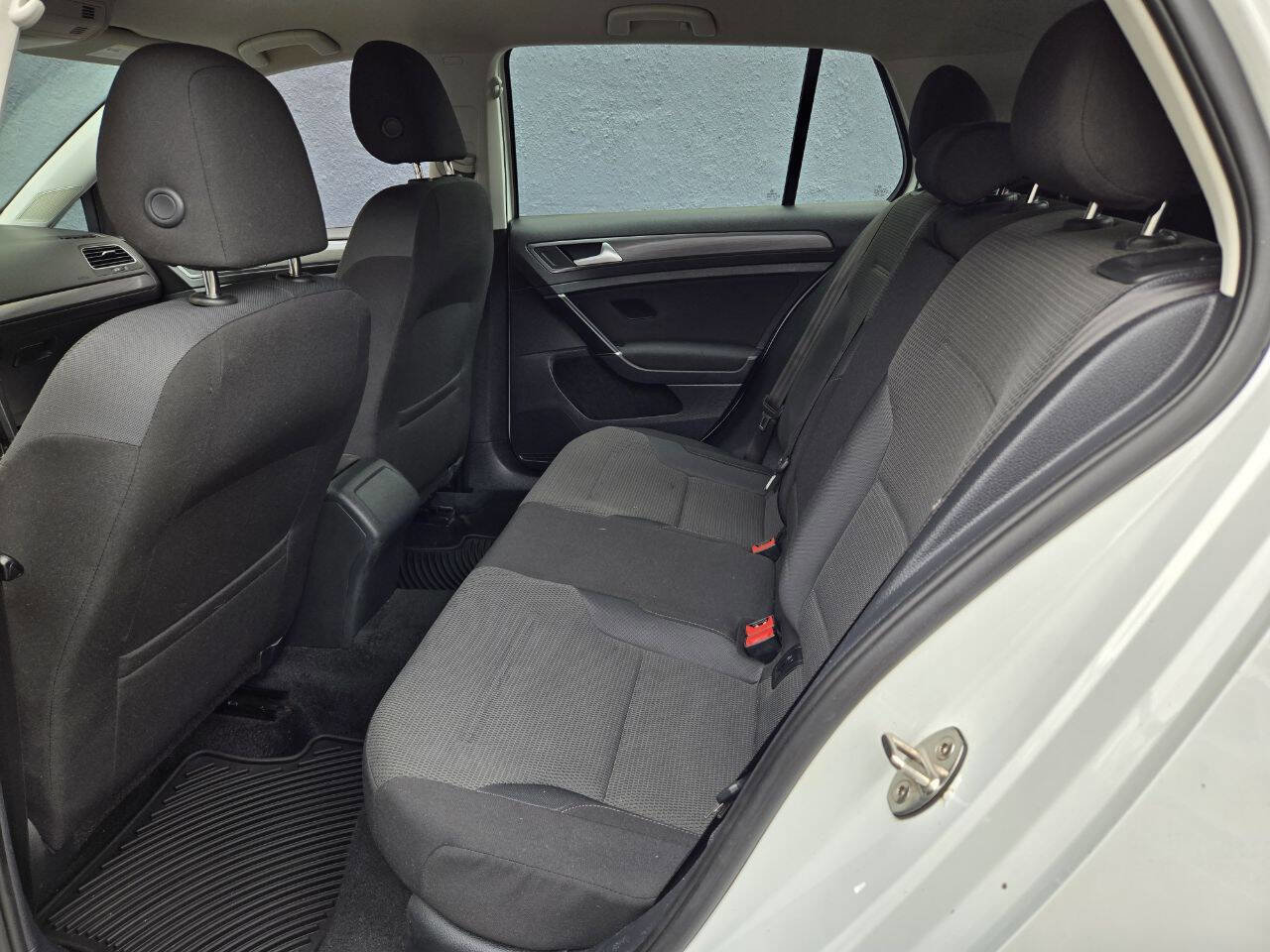 Used 2018 Volkswagen Golf S image 8