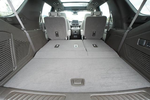 Used 2024 GMC Yukon SLT w/ SLT Premium Package image 34