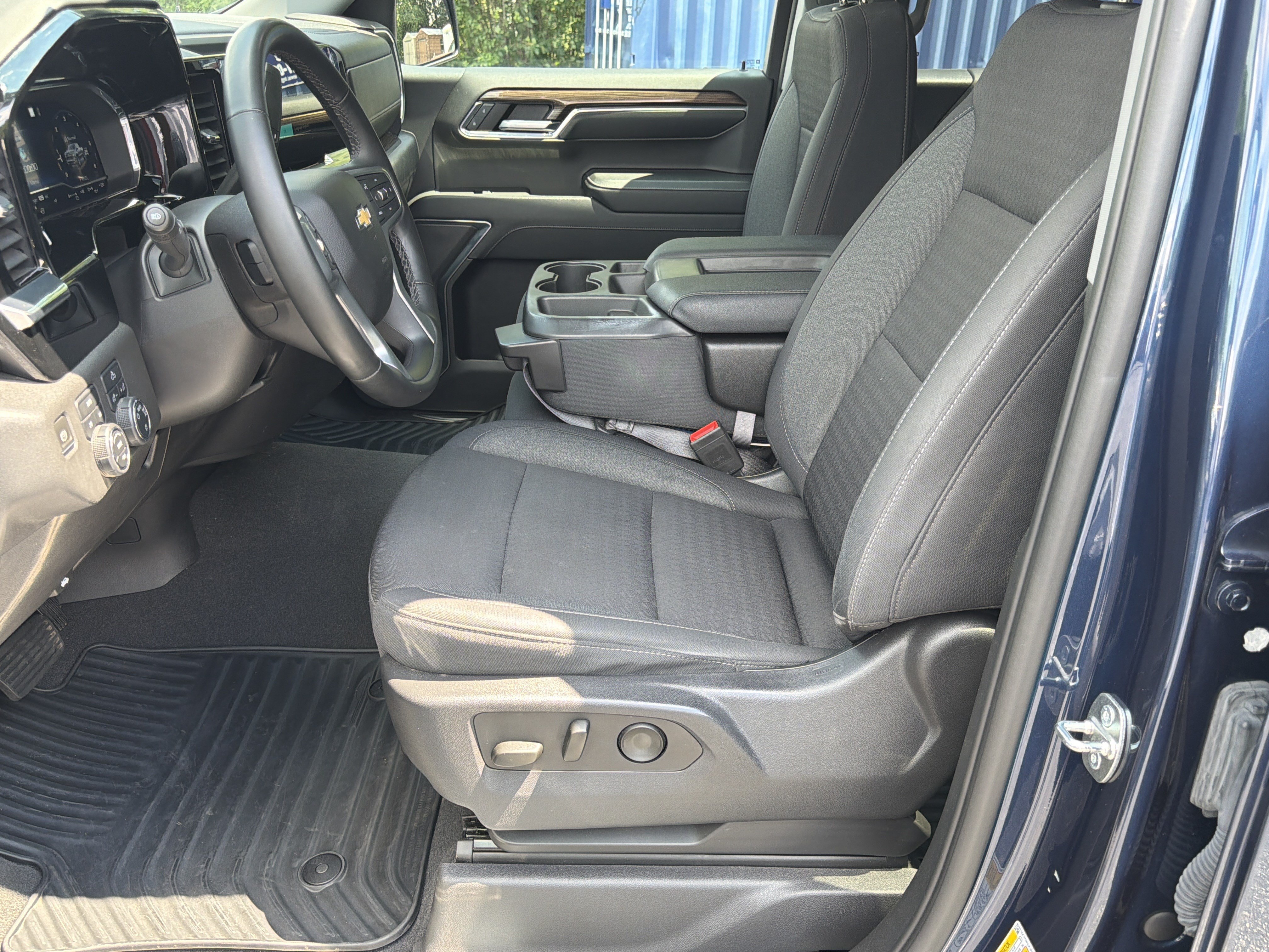 Used 2023 Chevrolet Silverado 1500 LT AWD/4WD image 9