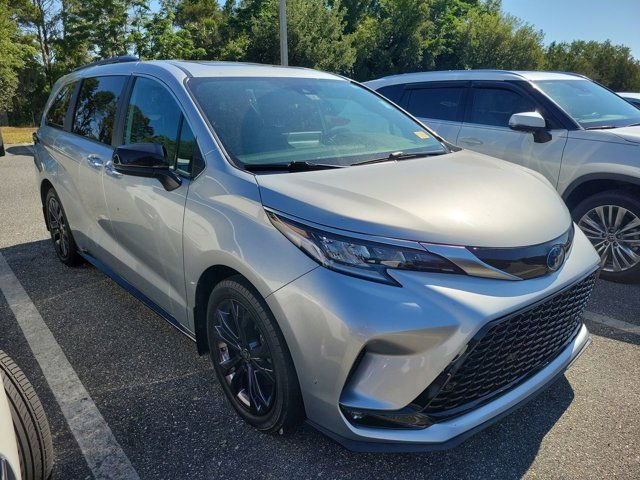 Used 2024 Toyota Sienna XSE FWD image 2