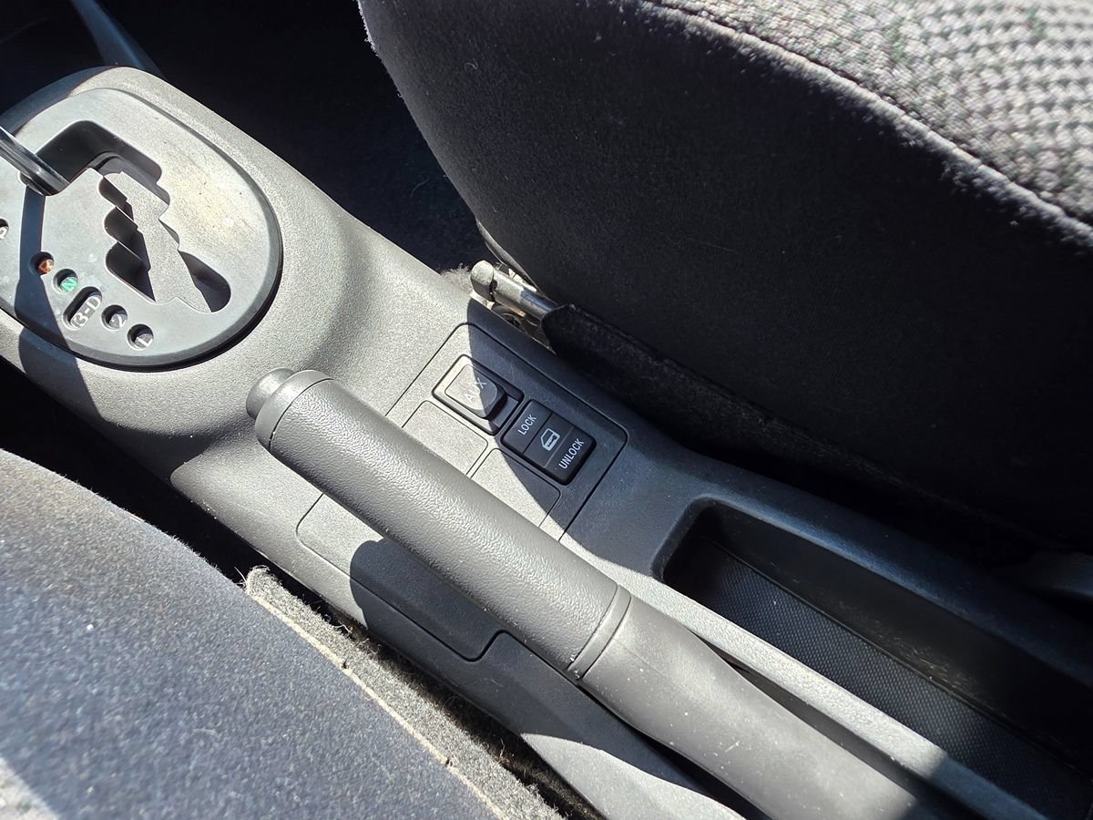 Used 2010 Toyota Yaris 4-Door Hatchback FWD image 33