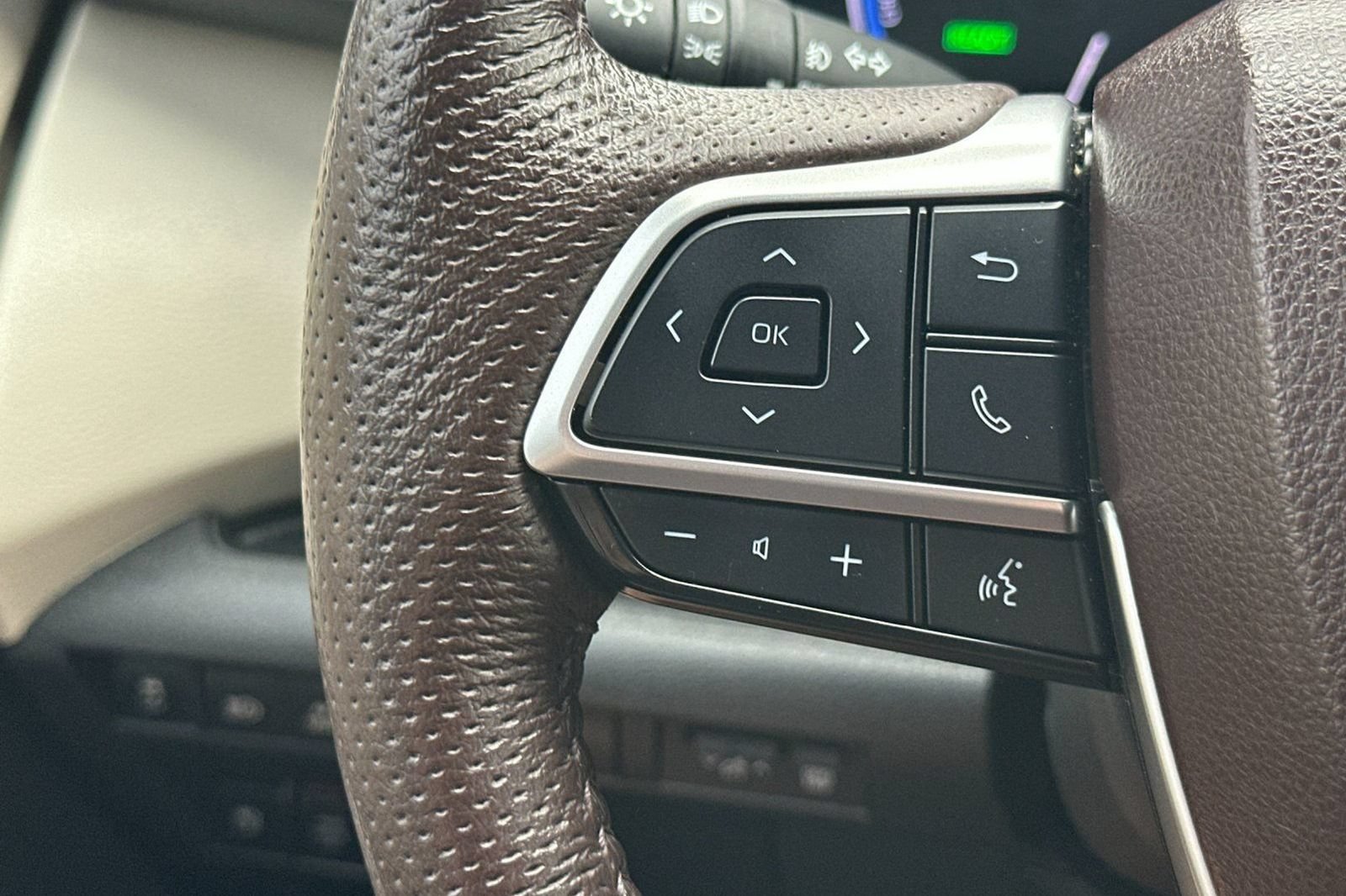 Used 2023 Toyota Sienna Platinum FWD image 32