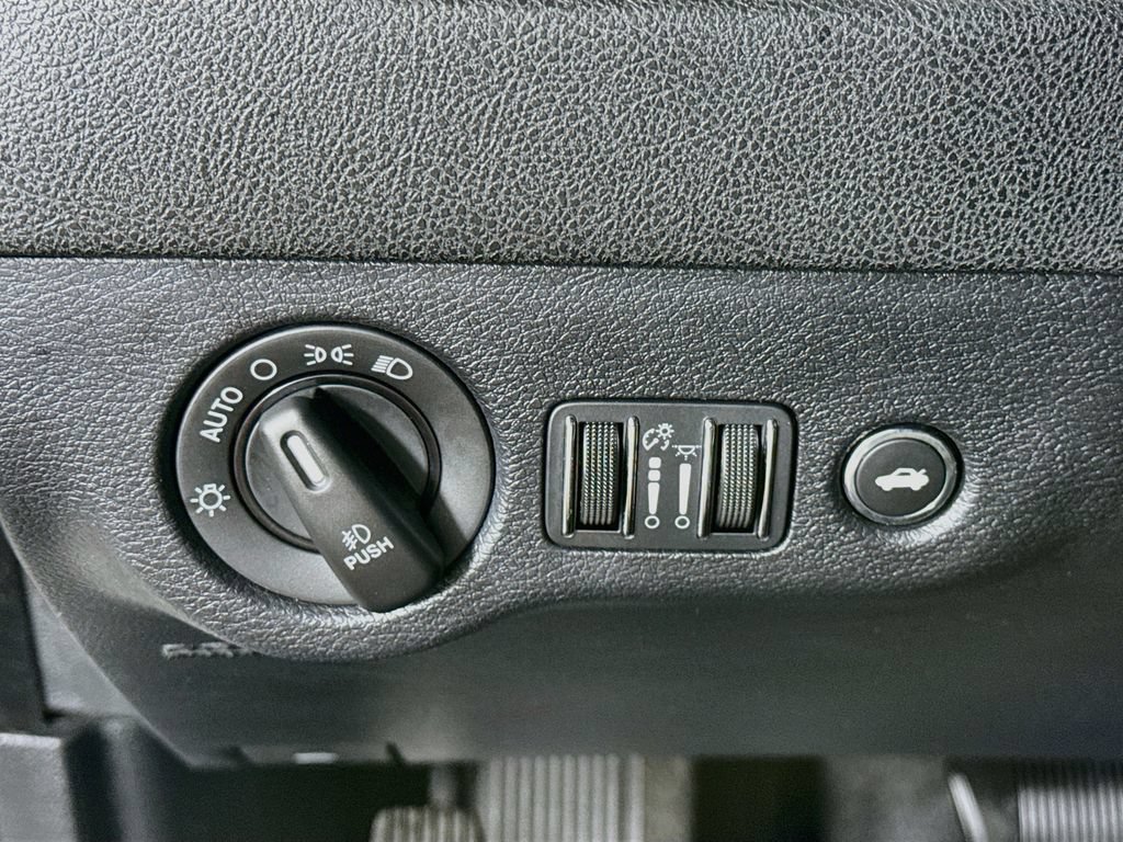 Used 2015 Dodge Charger SXT RWD image 14