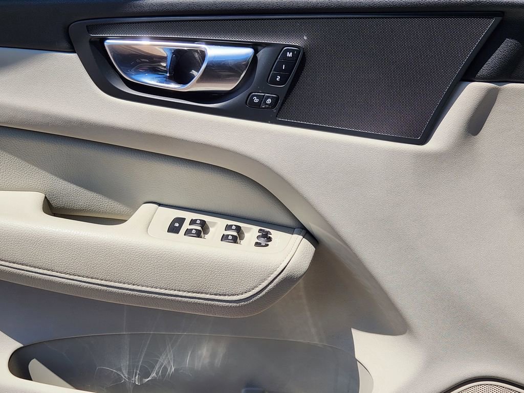 Used 2022 Volvo XC60 B5 Momentum AWD/4WD image 13