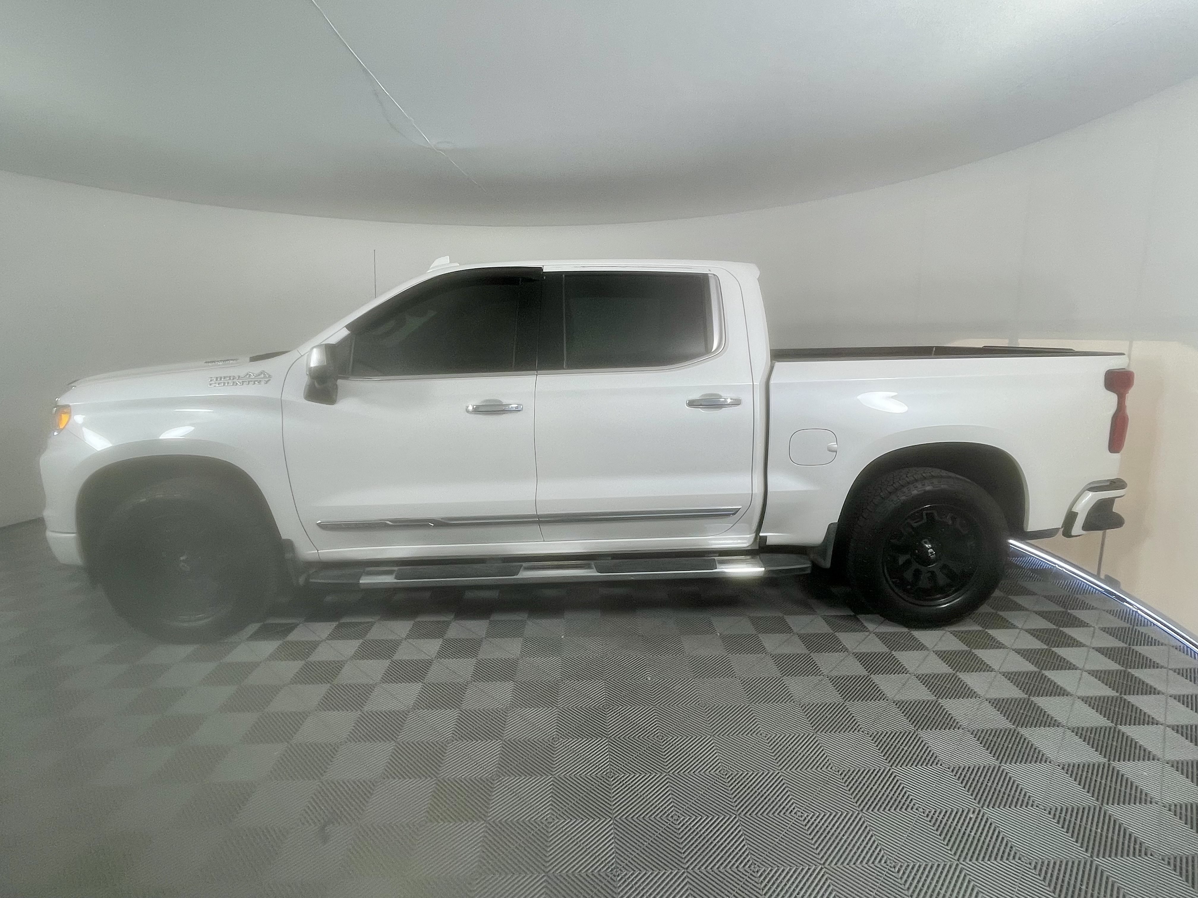 Used 2025 Chevrolet Silverado 1500 High Country w/ Technology Package AWD/4WD image 2
