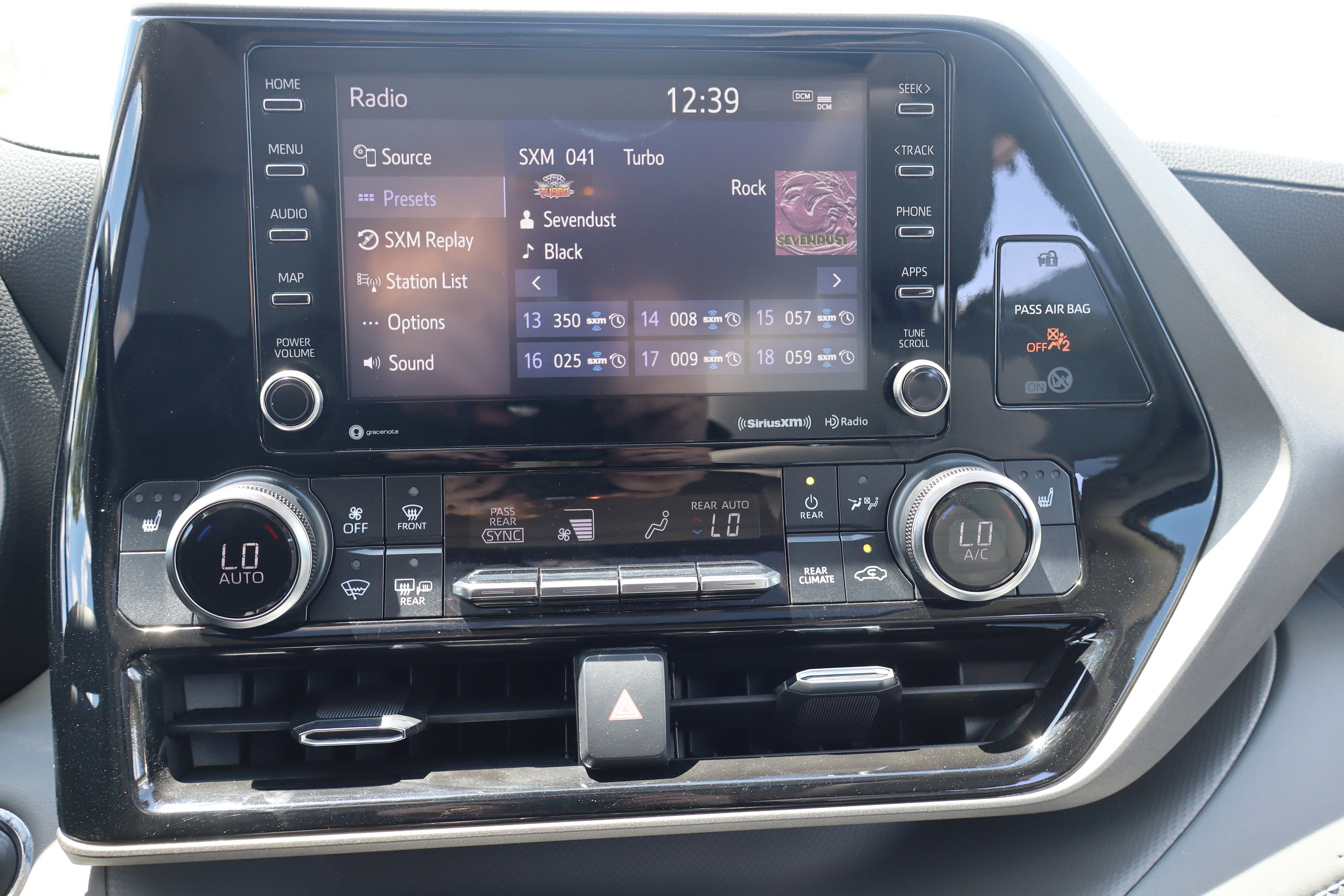 Used 2022 Toyota Highlander XLE AWD/4WD image 19