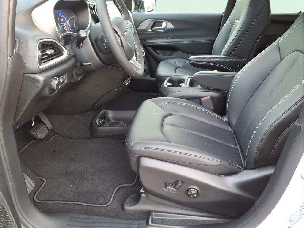New 2027 Chrysler Pacifica LX FWD image 14