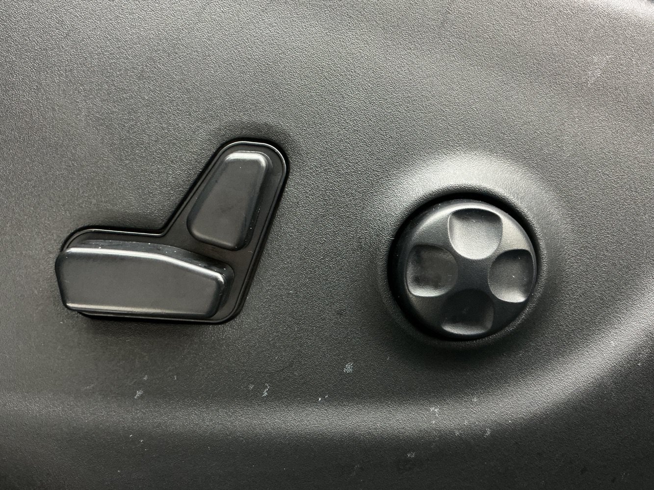 Used 2019 Jeep Cherokee Limited AWD/4WD image 39