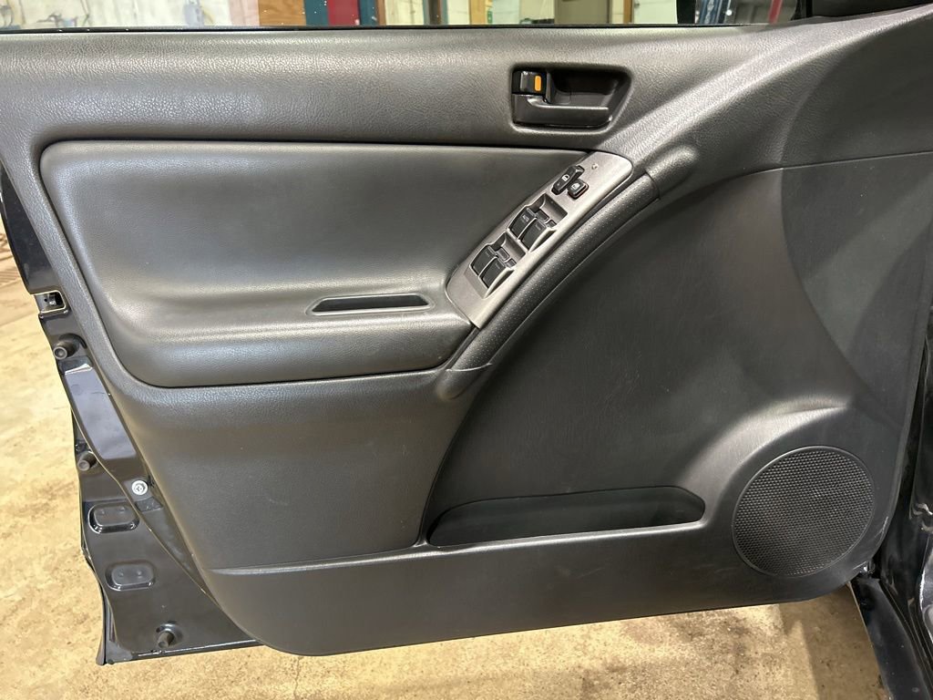 Used 2005 Pontiac Vibe AWD image 10