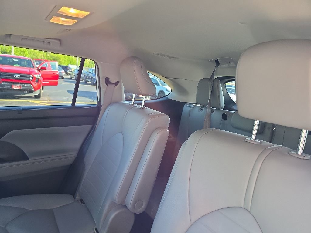 Used 2020 Toyota Highlander XLE AWD/4WD image 15
