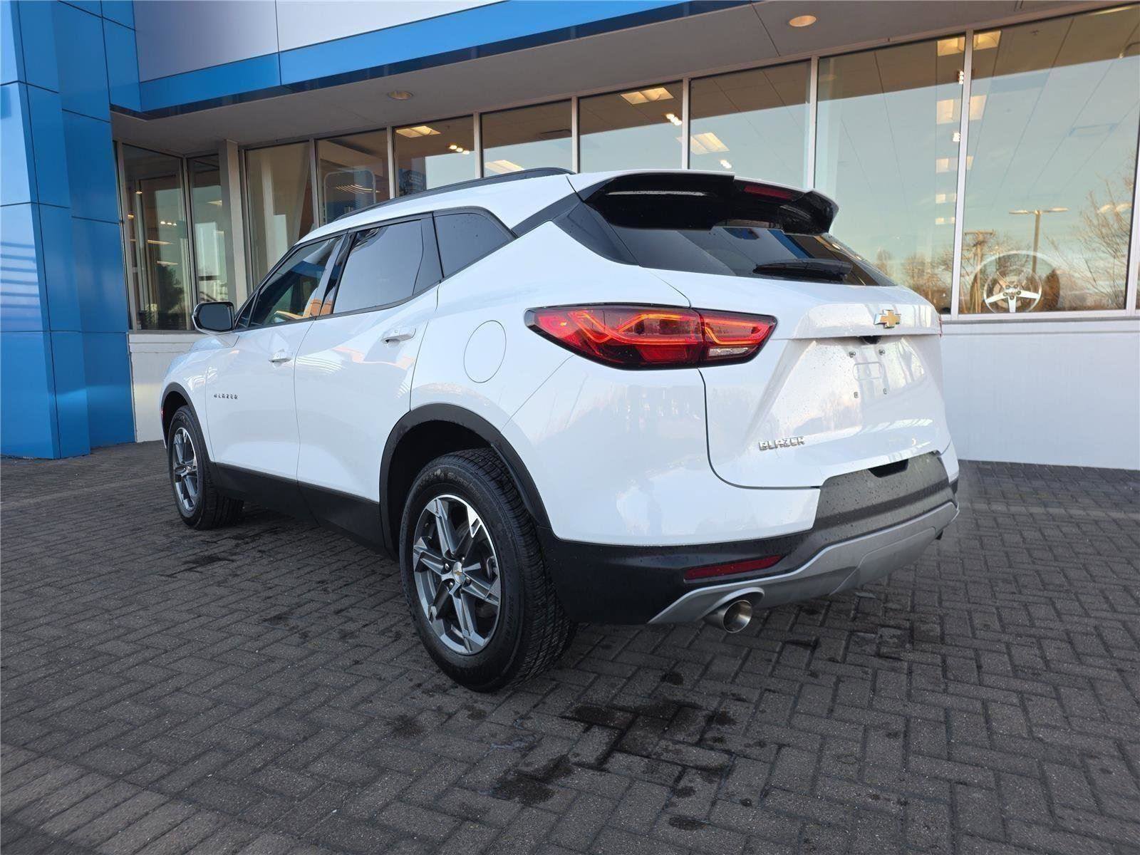 Used 2024 Chevrolet Blazer LT FWD image 3
