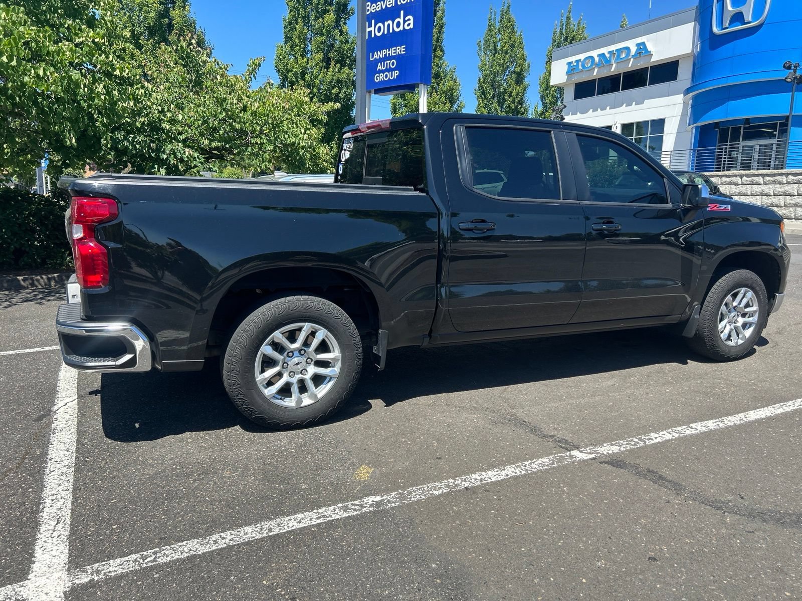 Used 2023 Chevrolet Silverado 1500 LT w/ Z71 Off-Road Package AWD/4WD image 5