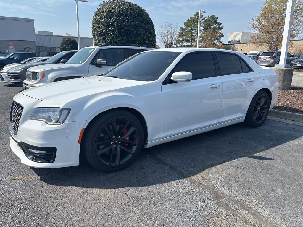 Used 2023 Chrysler 300 C image 2
