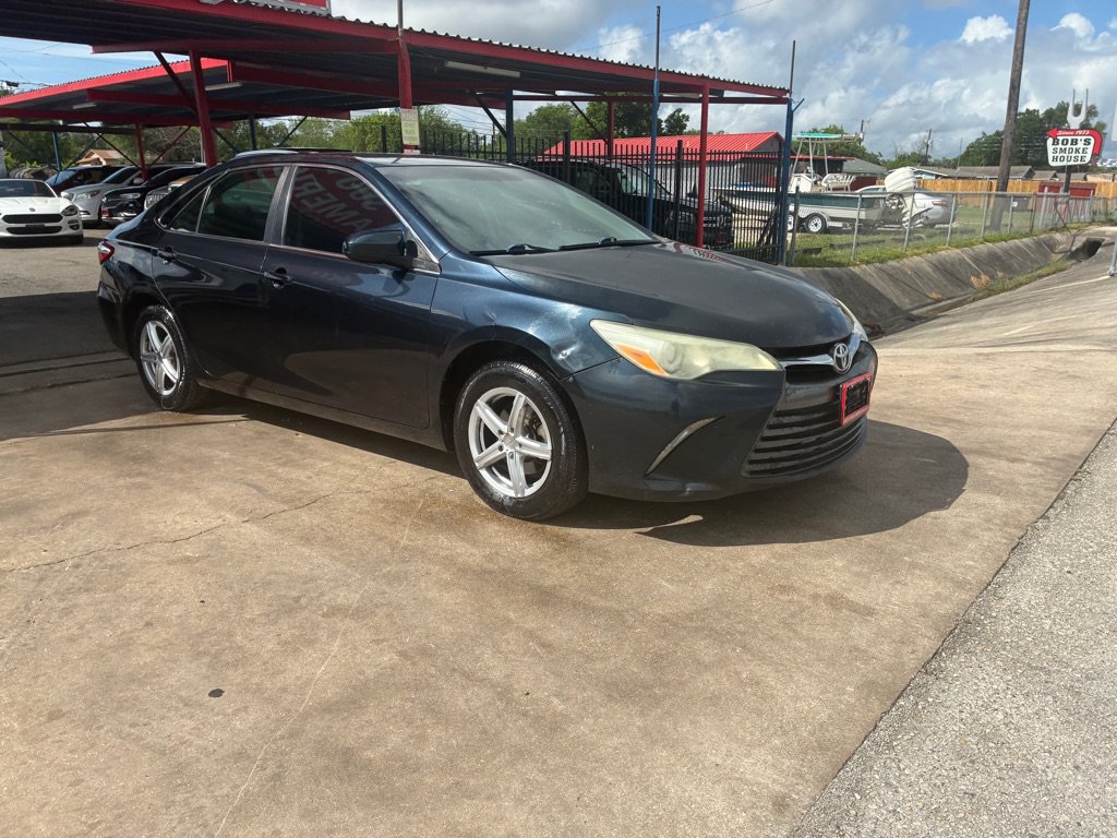 Used 2015 Toyota Camry LE FWD image 2