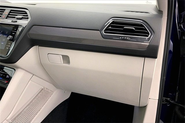 Used 2023 Volkswagen Tiguan SE w/ Panoramic Sunroof Package image 16