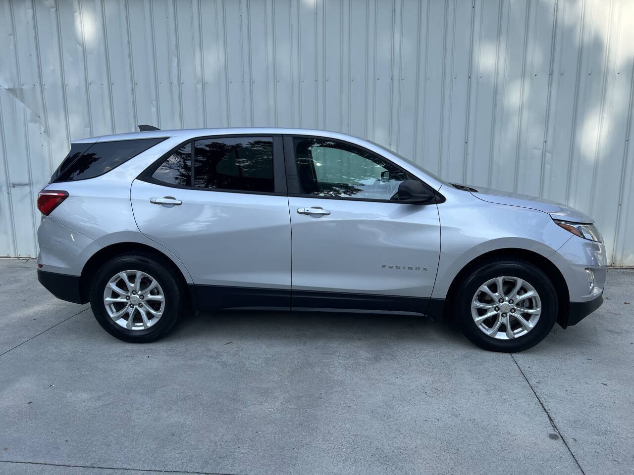 Used 2020 Chevrolet Equinox LS w/ LS Convenience Package FWD image 2
