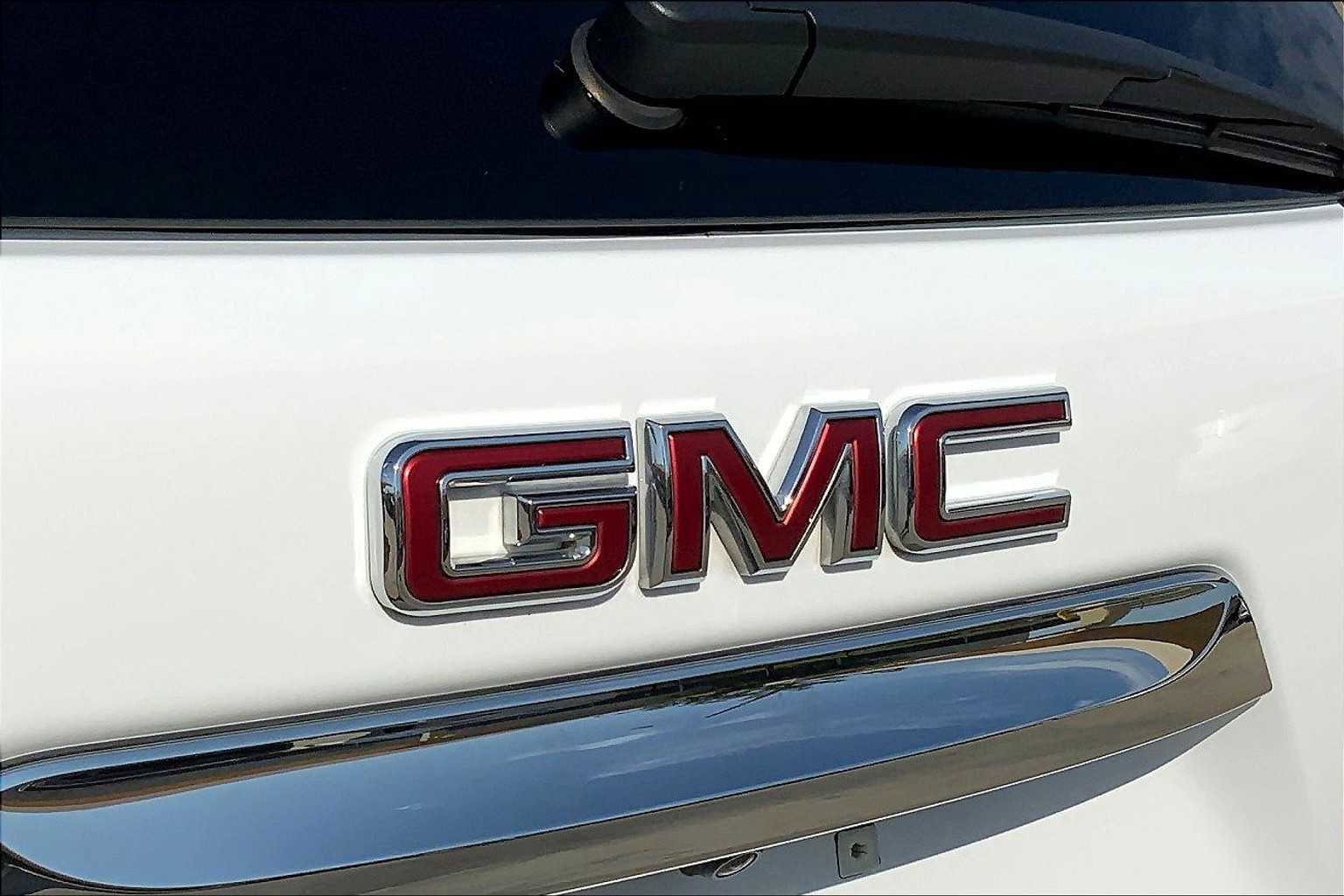 Used 2024 GMC Terrain SLE image 32